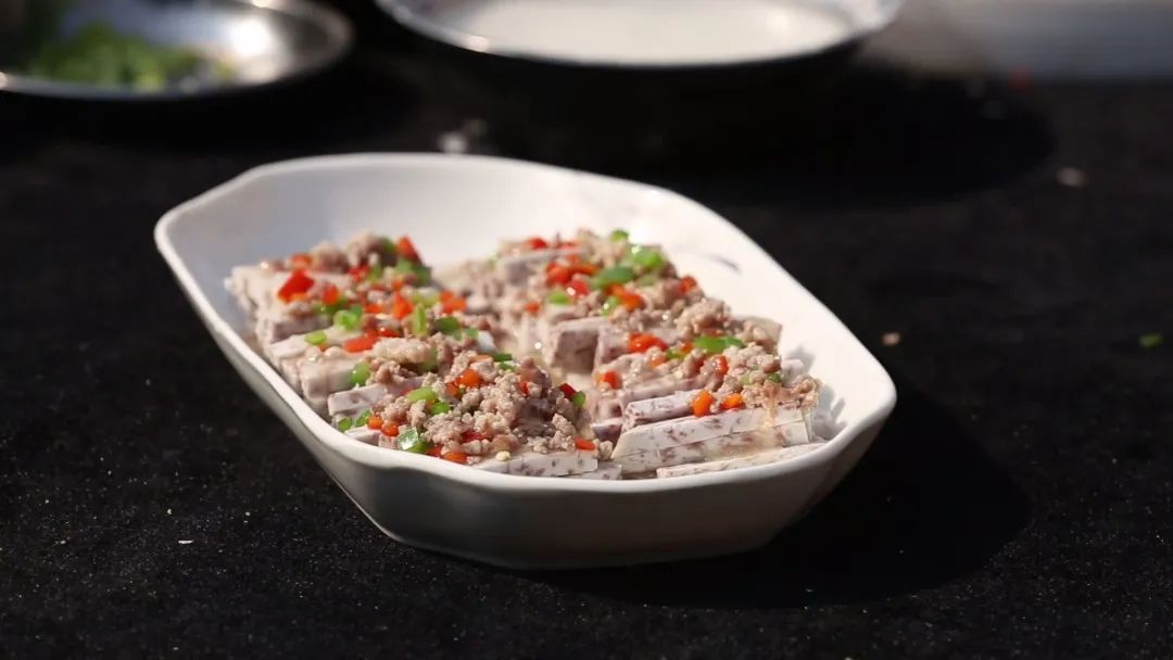 将牛奶,豆浆与芋头,腊鸭组合起来 简单的做法也能吃出独特的风味 同样