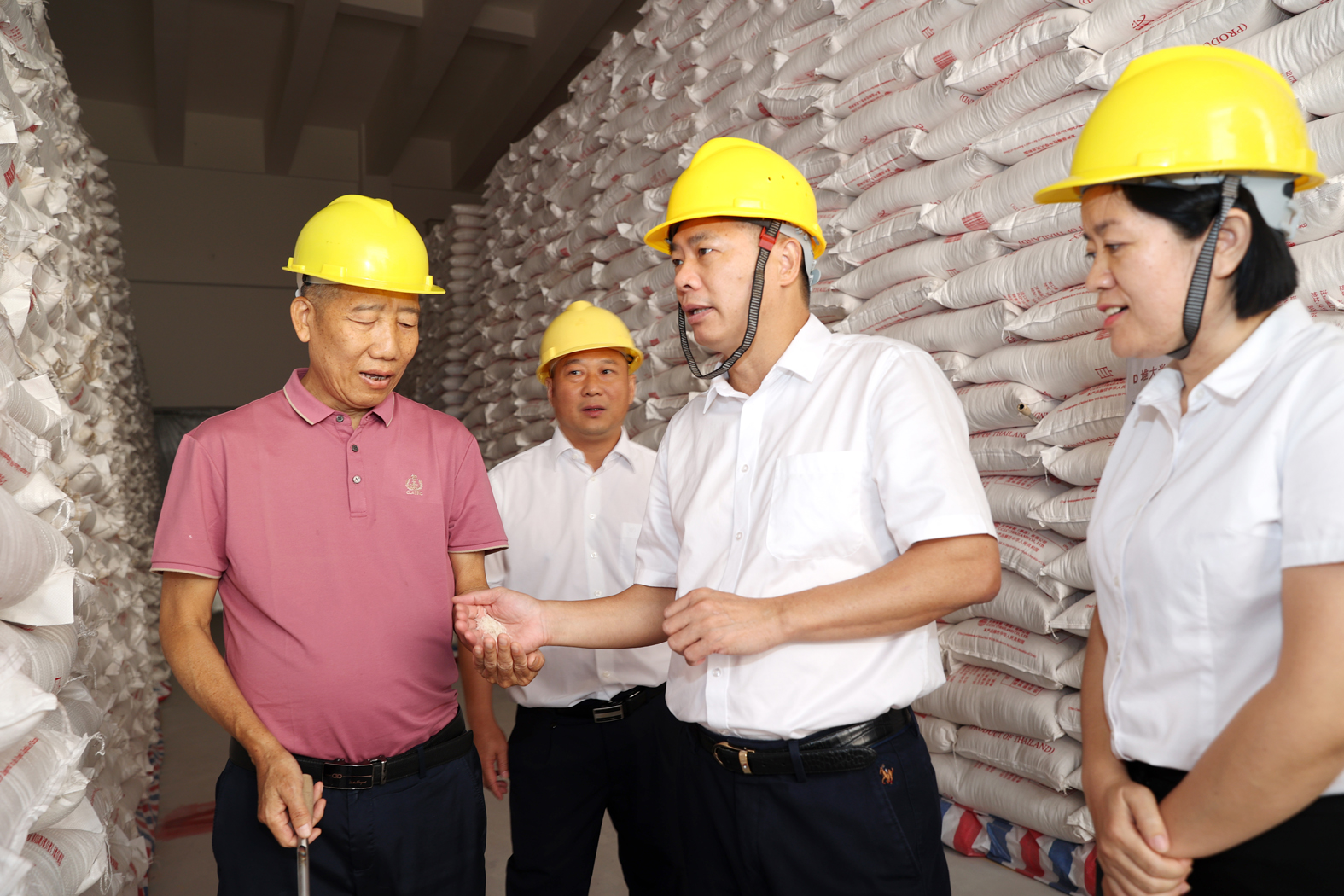 7月5日上午,市委书记陈恩才率队深入市地方储备粮中心库调研,实地了解
