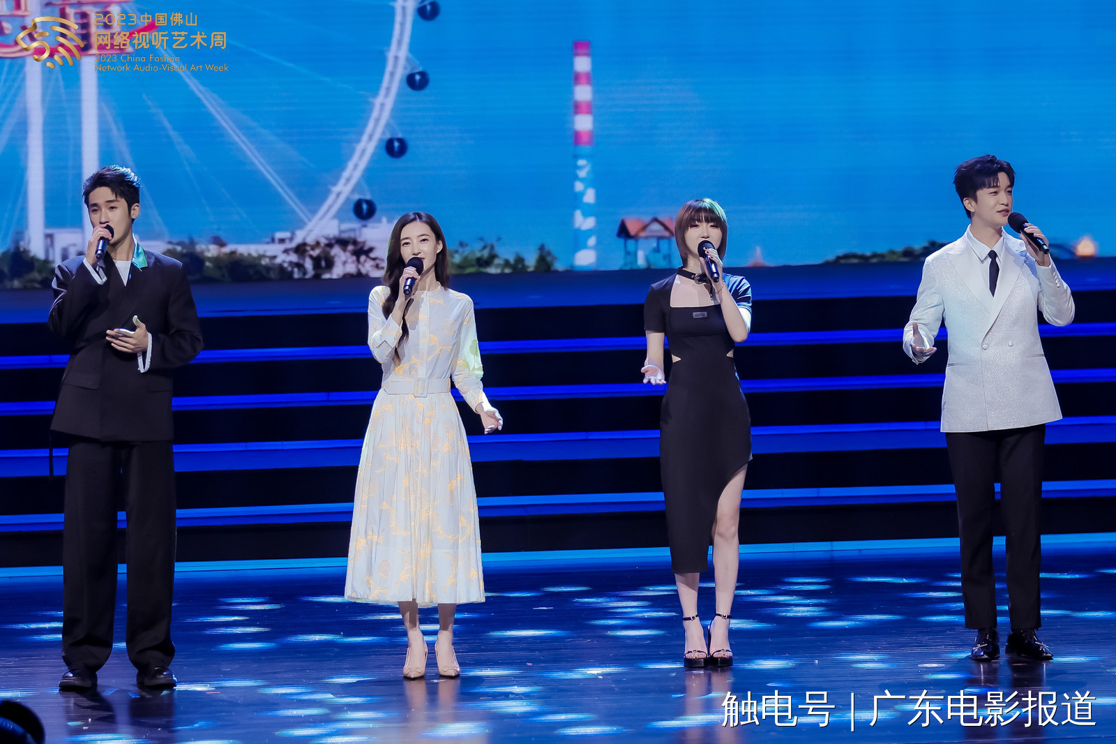 从左往右：张赫、王丽坤、汪睿、黄子弘凡演唱艺术周主题曲《此生遇见》