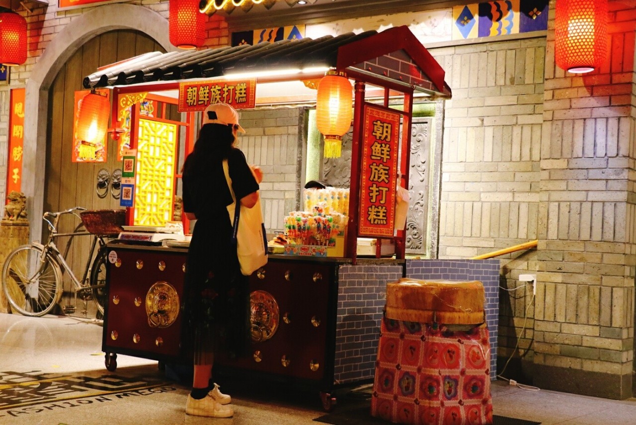 逛吃深圳首条古风美食街,100块尝遍各色美食!