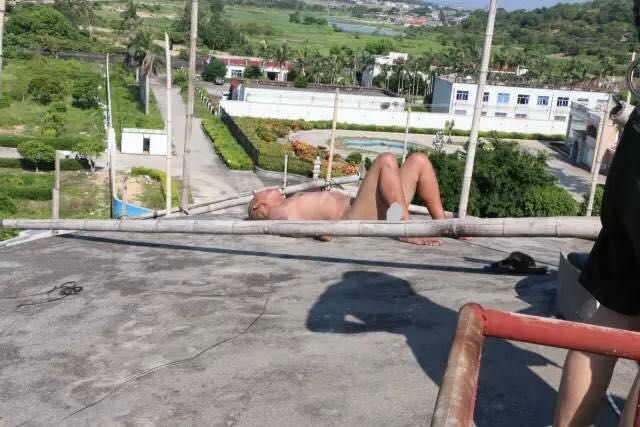 汕尾一男子赤身裸体登高塔跳楼!消防官兵奋力抢救5小时