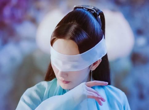 身为青丘白浅的他们,一样的动作,刘亦菲和杨幂谁会更胜一筹呢?