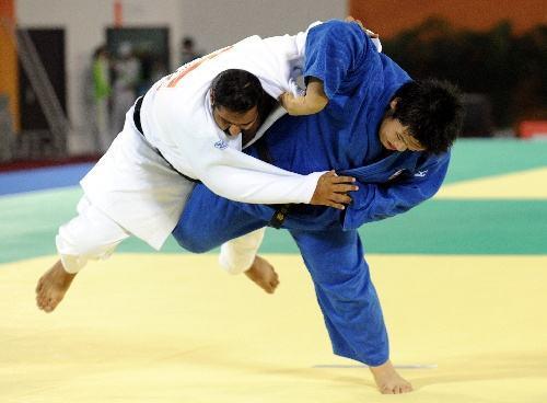 柔道通过把对手摔倒在地而赢得比赛,它是奥运会比赛中唯一的允许使用