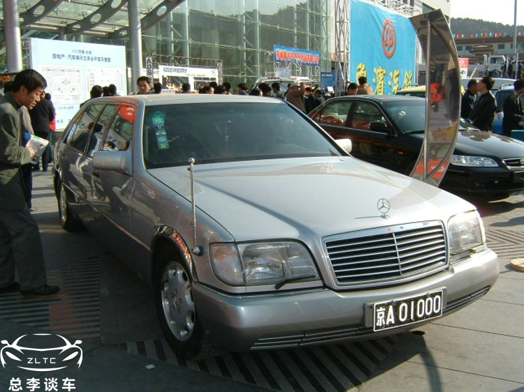 中国唯一的奔驰s1000,京a黑牌霸气外露,如今和废旧车辆停一起