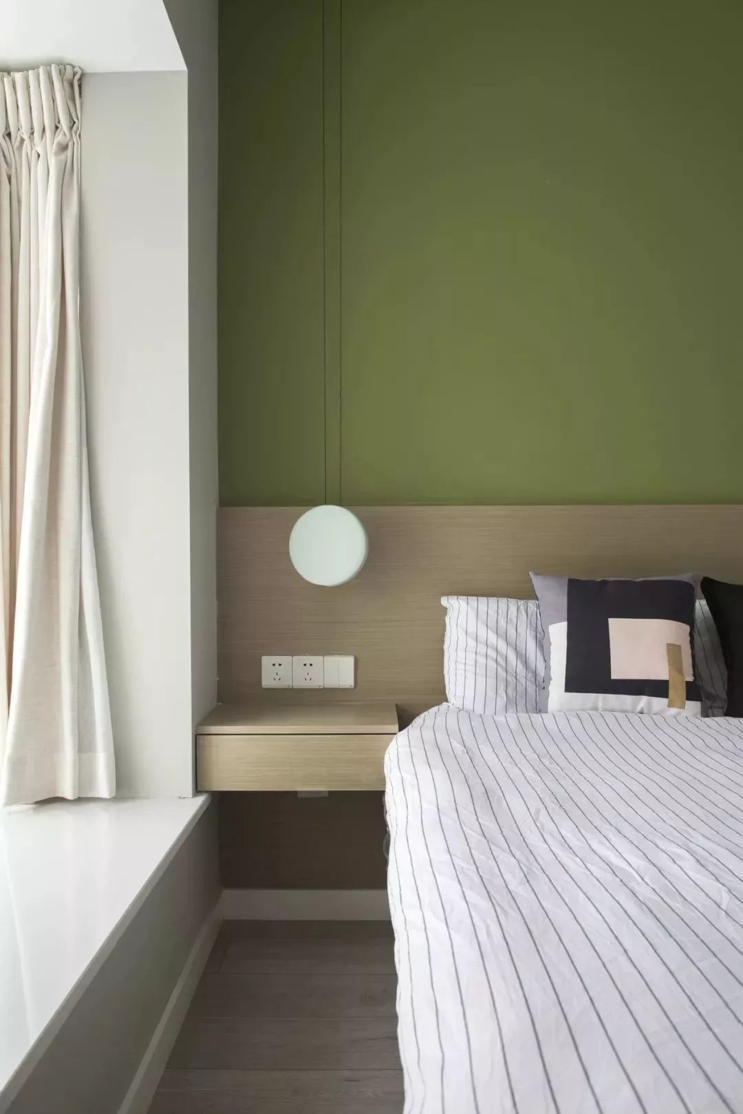 茶绿色的墙面,木色的护墙板,颜色非常饱和有质感.