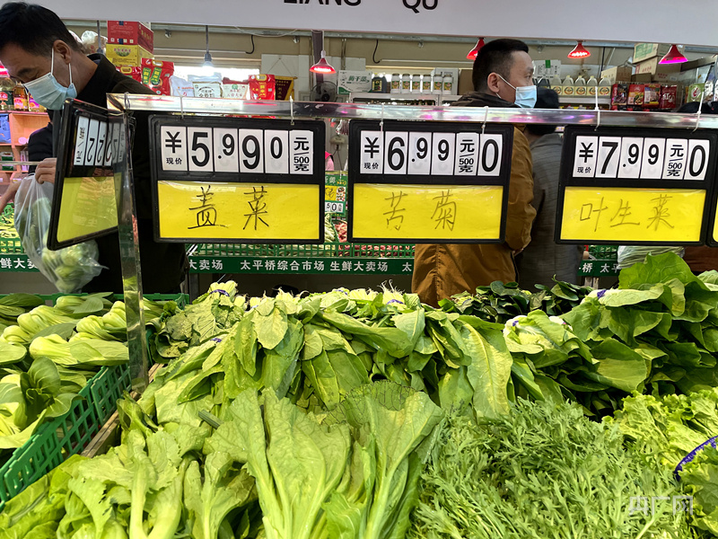 太平桥综合市场挂出的今日菜价（总台央广记者 管昕 摄）