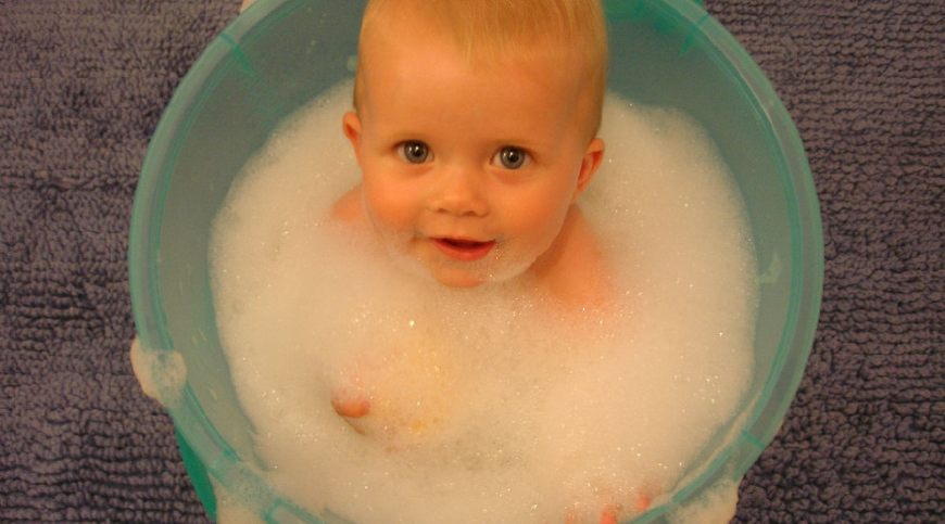 给宝宝洗澡不注意这些,很容易长热痱!尤其第三条