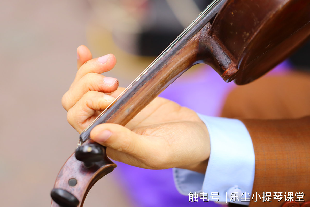 小提琴持琴姿势需要注意的4个方面,让你更灵活的演奏!