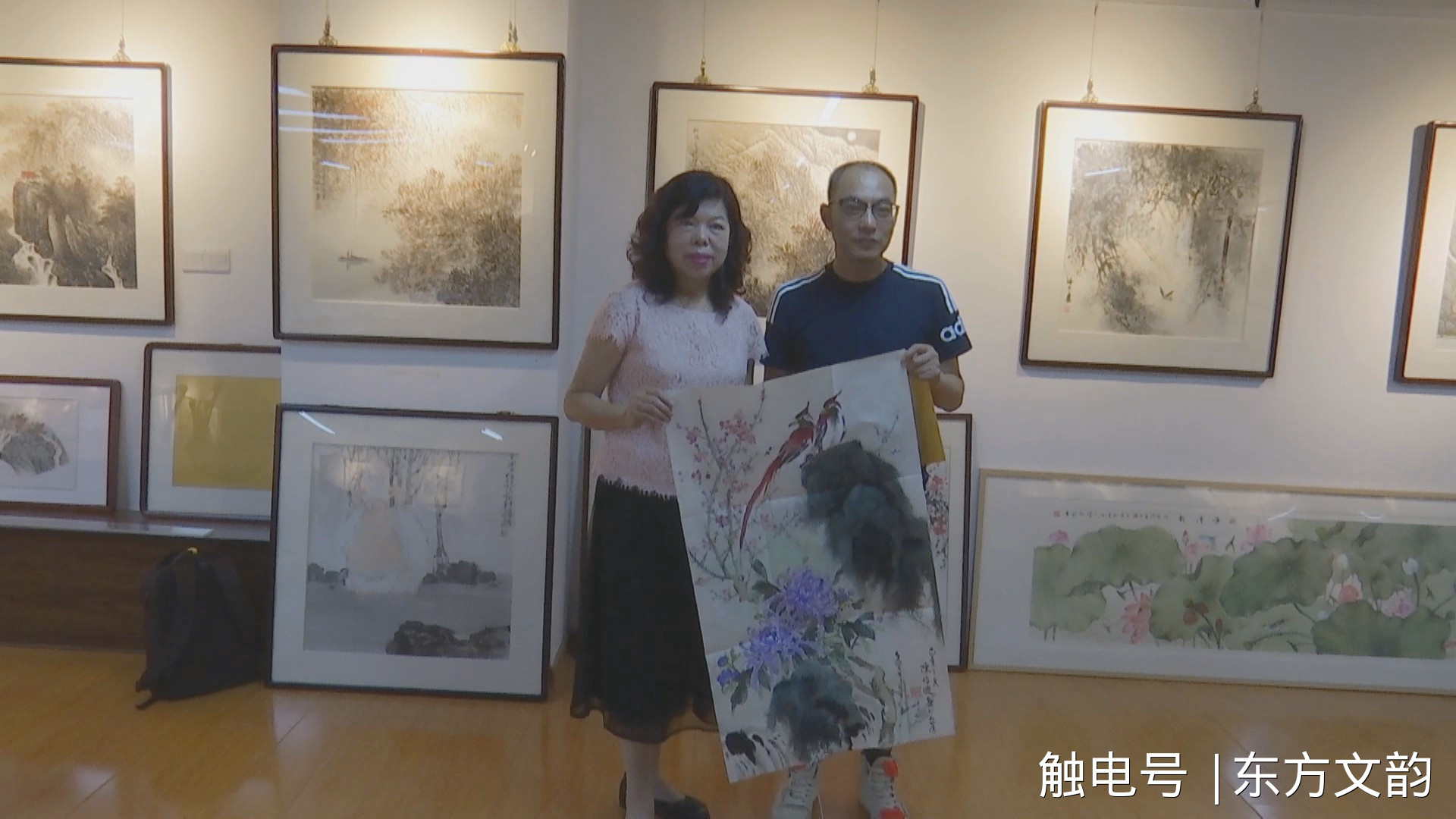 台湾艺术家赠作品给铜陵新媒体人员 