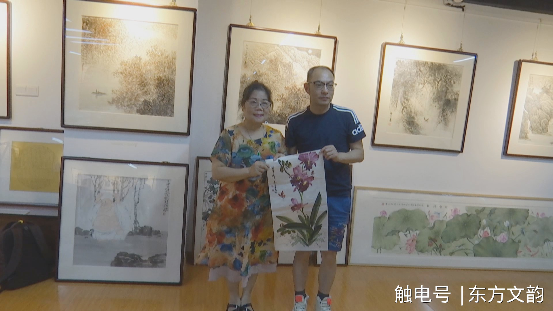  台湾艺术家赠作品给铜陵新媒体人员 