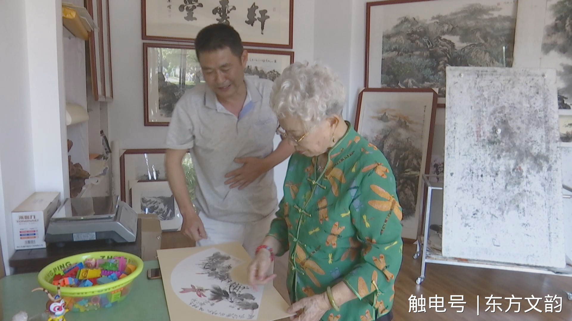 台湾83岁画家黄素梅女士与画家夏维亮交流