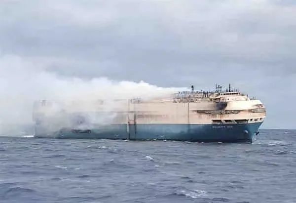 ace"在大西洋中部亚速尔群岛附近突发火灾,燃烧至今明火已灭,但船舱