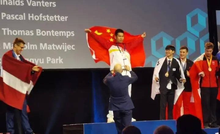 领奖台上，蒋昕桦高举五星红旗