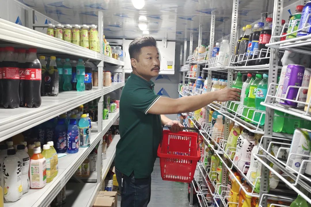 ▲ 员工正在店内拣货 供图/邓志勤