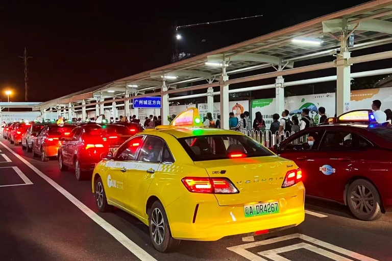 在白云机场,广州南站等重点区域安排1千辆次出租车实行兜底保障