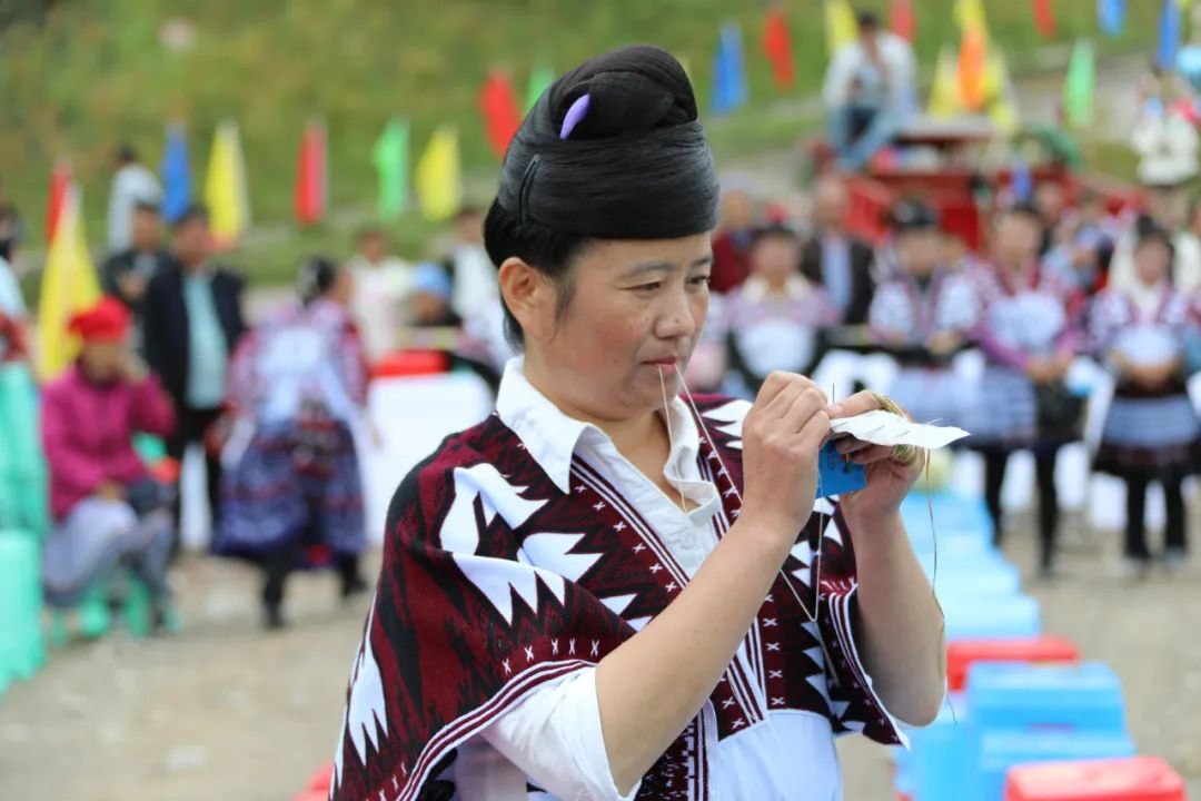 在威宁自治县兔街镇花场梁子举办的威宁县苗族花山节却激情不减,穿衣