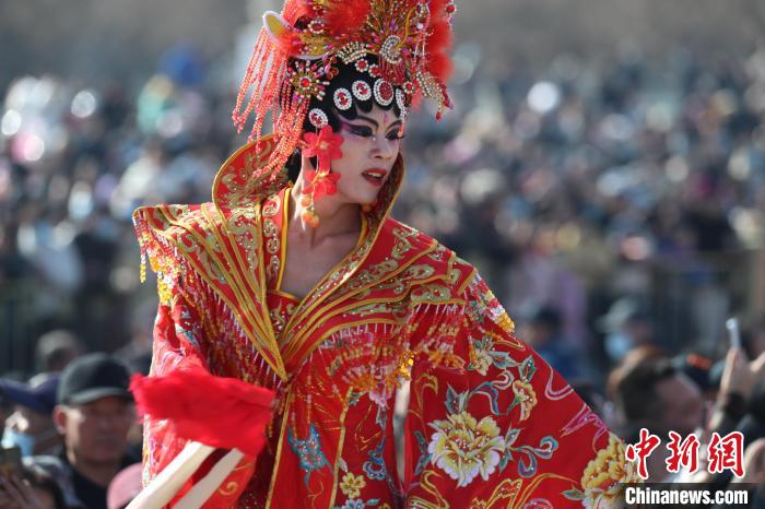 "中华玉龙之乡"上演千人高跷大巡游