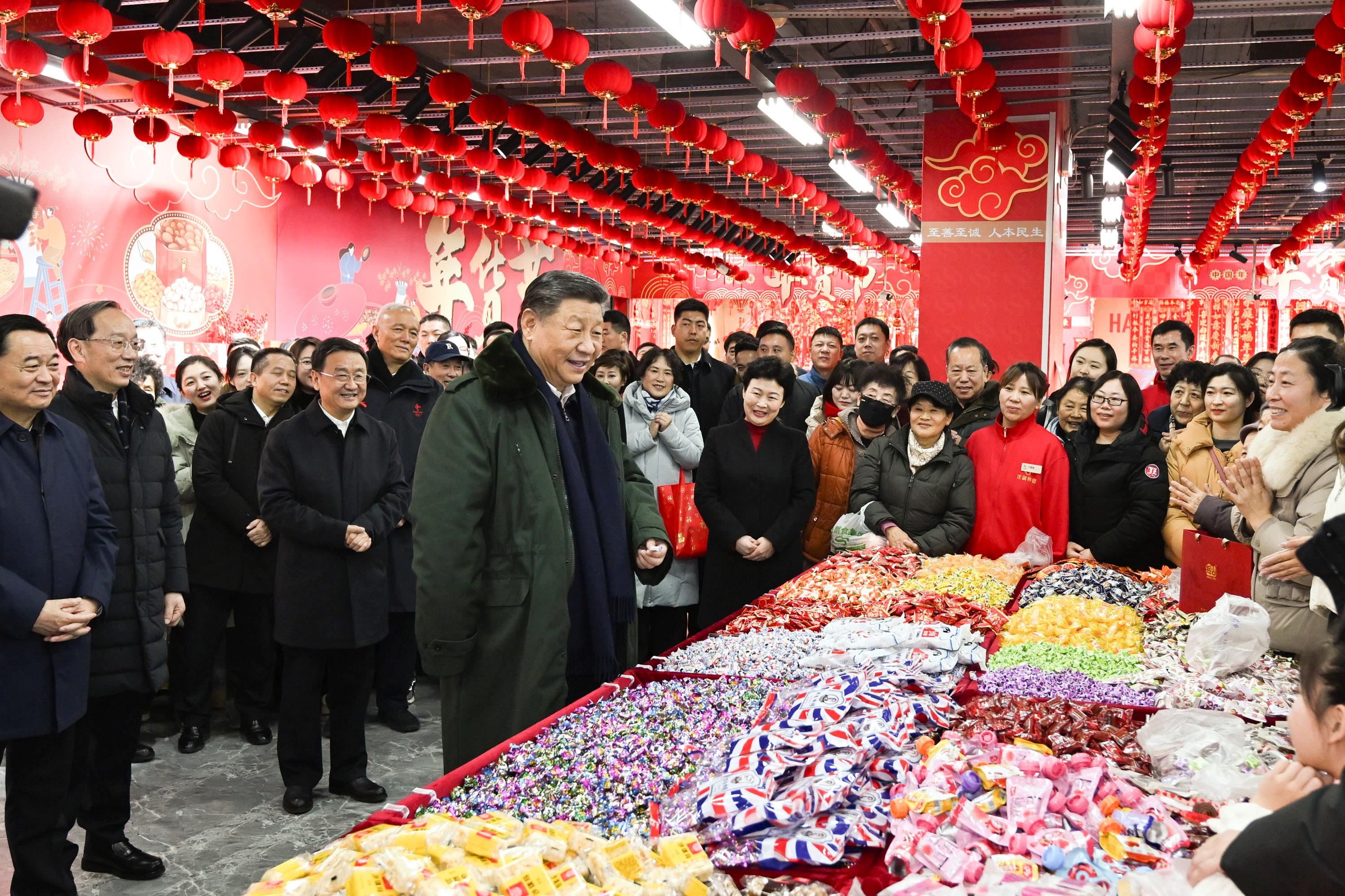 △2025年1月23日，习近平总书记在辽宁沈阳大东副食品商场考察时，同店主和顾客亲切交流，向大家致以新春祝福。
