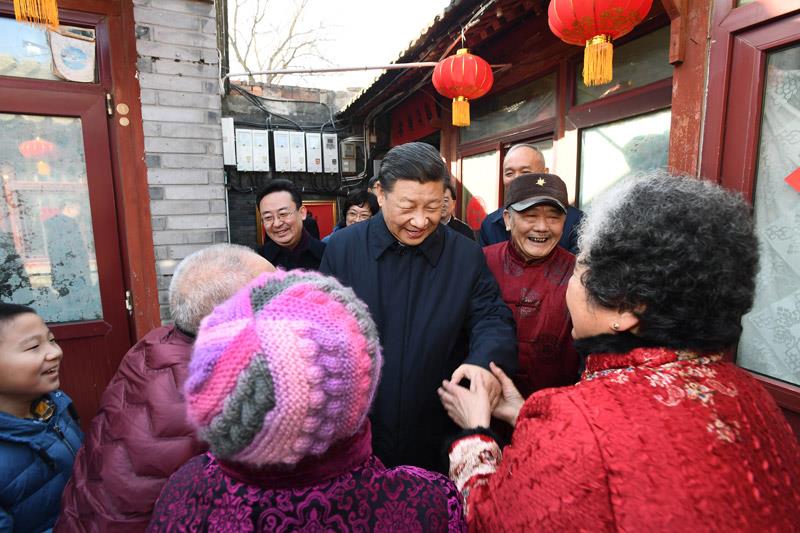 △2019年2月1日，习近平总书记来到北京前门东区草厂四条胡同看望慰问群众。