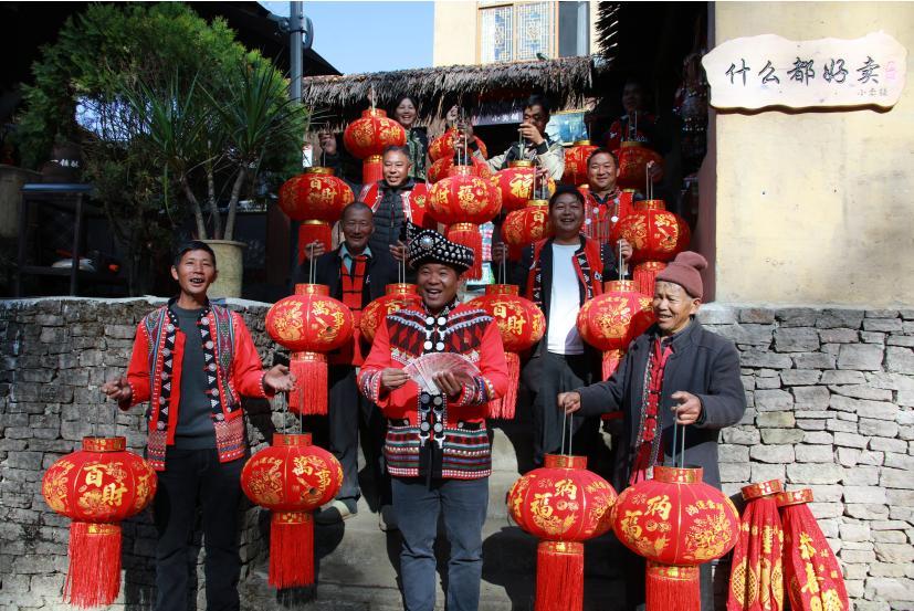 △云南腾冲司莫拉佤族村村民欢欢喜喜过新年。