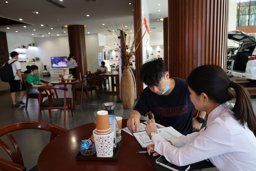 手握15万预算买哪款SUV？90后小哥跑一趟本田4S店，锁定缤智了！