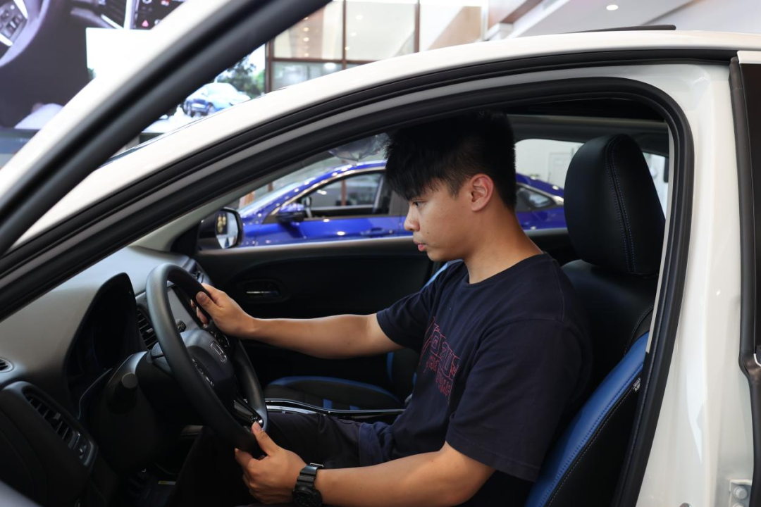 手握15万预算买哪款SUV？90后小哥跑一趟本田4S店，锁定缤智了！