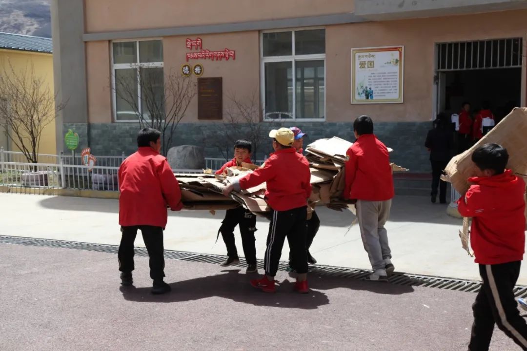  装爱心包的纸箱，孩子们捡回去卖废品，卖得的钱充当