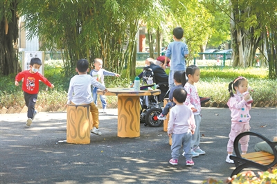 趁天气晴好，小朋友们抓紧时间享受阳光