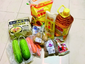  街坊居家期间囤了不少食物。