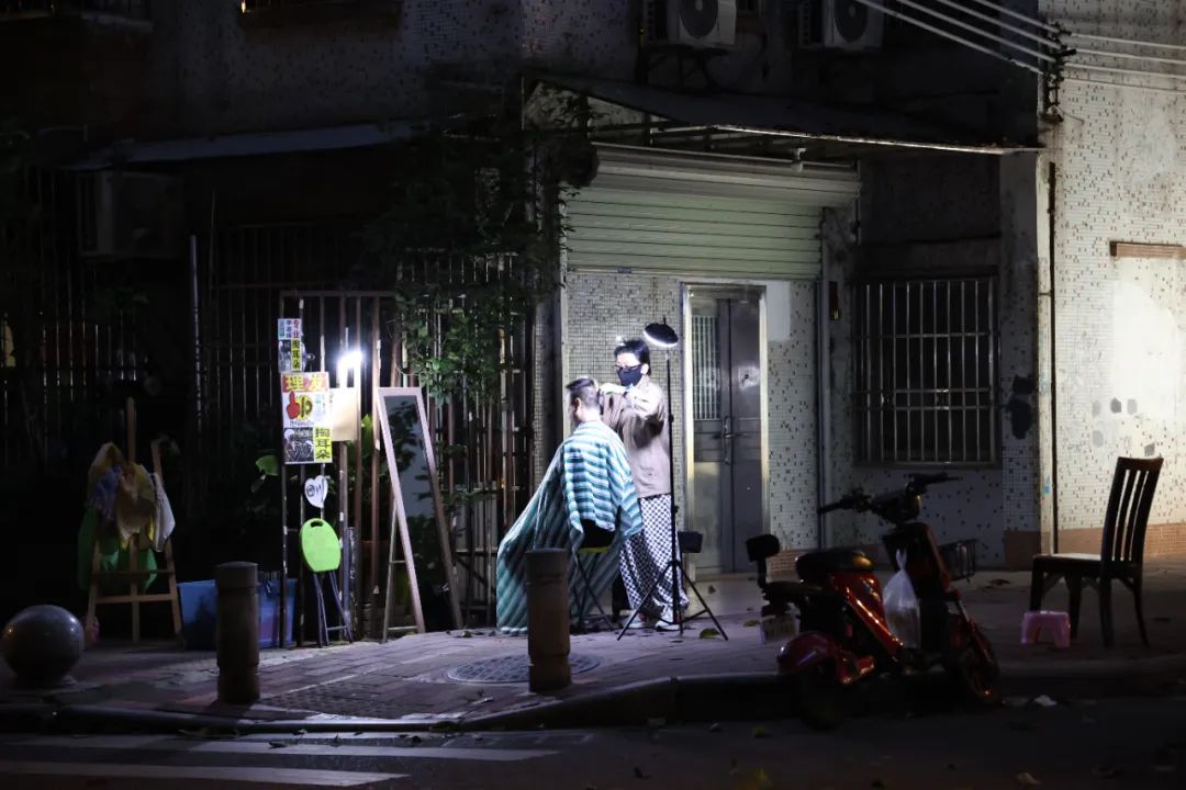 封控区解封后，前来理发的顾客一个接着一个。（摄影：林泽君）