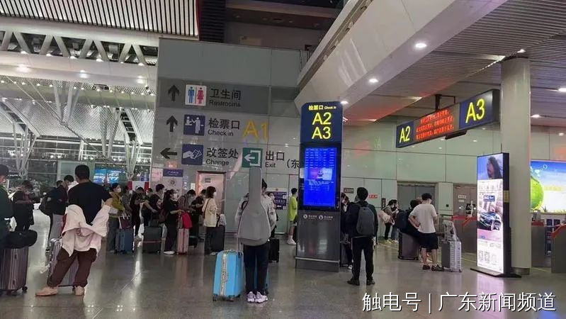 11月29日，旅客在广州南站正常过安检候车乘车