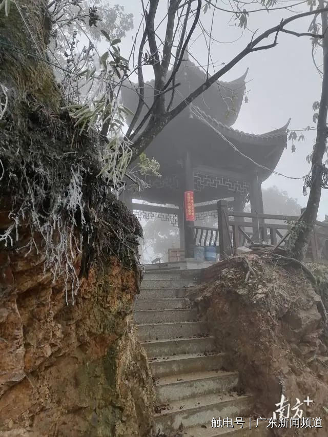韶关乐昌市坪石镇天堂村马王殿冰挂。