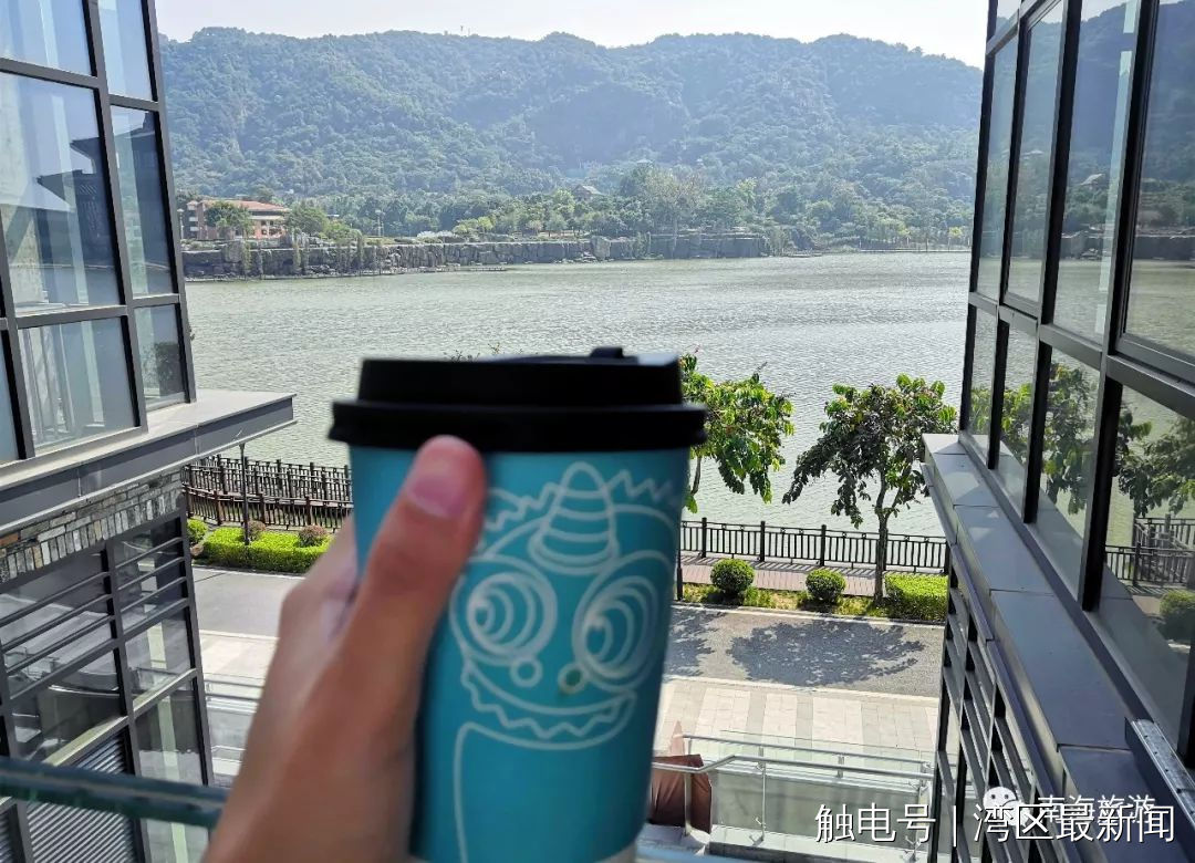 书吧外就是观景台，可以一览听音湖的辽阔风光