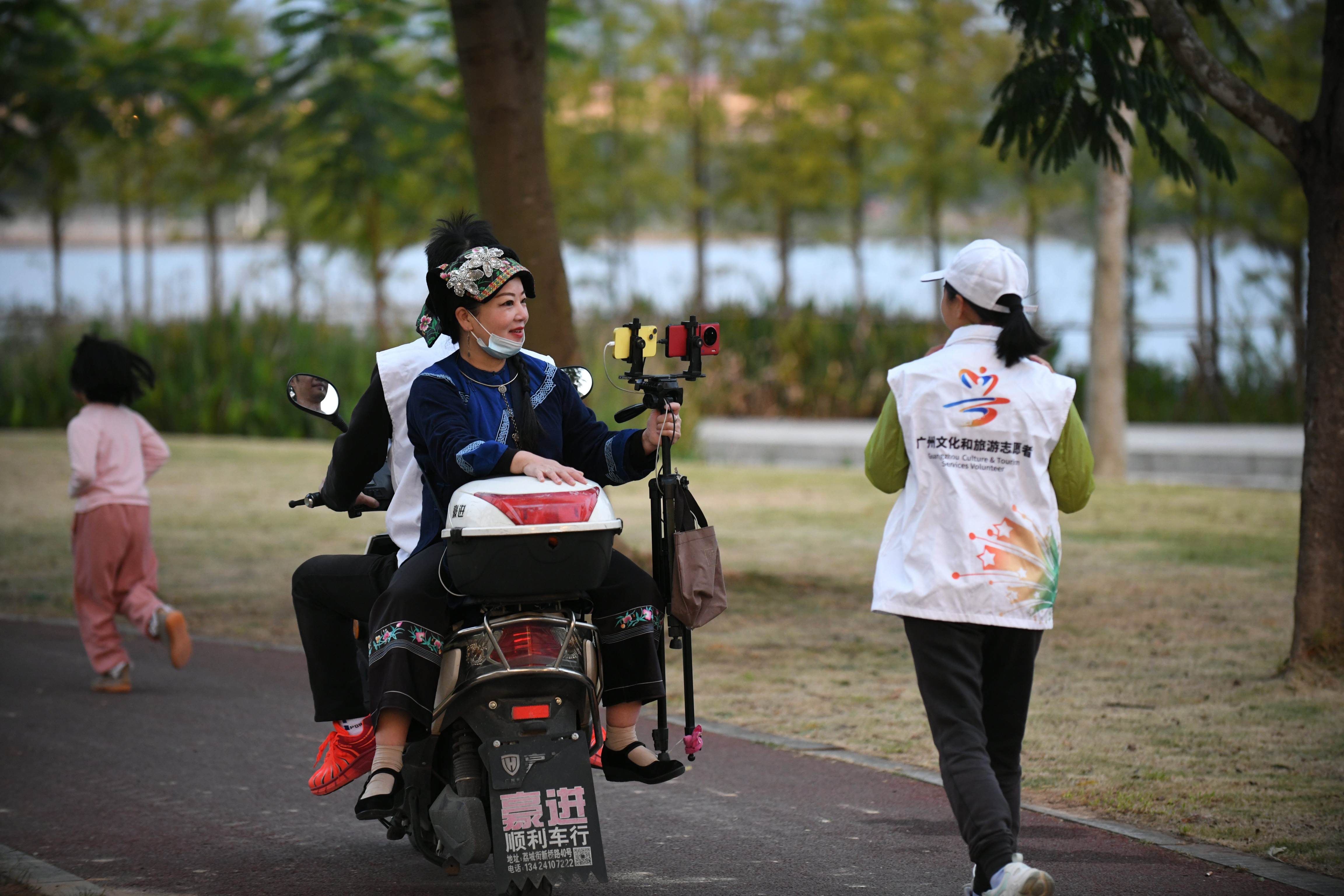 这个每周一次的晨跑名为"增城无障碍公益陪跑",由文旅志愿者周月琴和