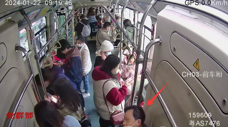 寒冬中乘客突然晕倒，公交车长相助暖人心