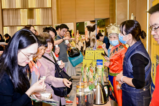 活动现场产销对接火热。