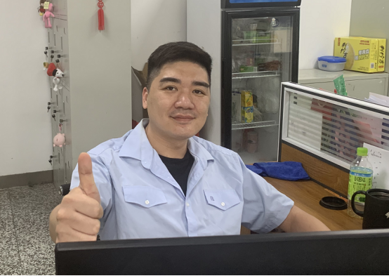 （调度员周嘉祺在岗位上为公交车排班）
