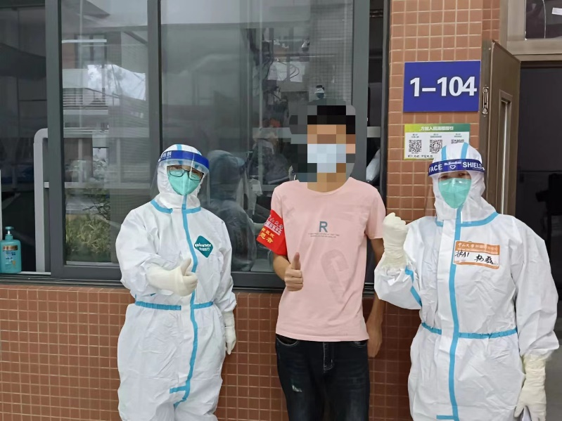护理人员与患者志愿者合影