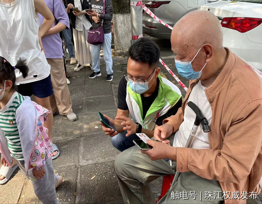  天河水务人在管控区协助医护人员上门采样