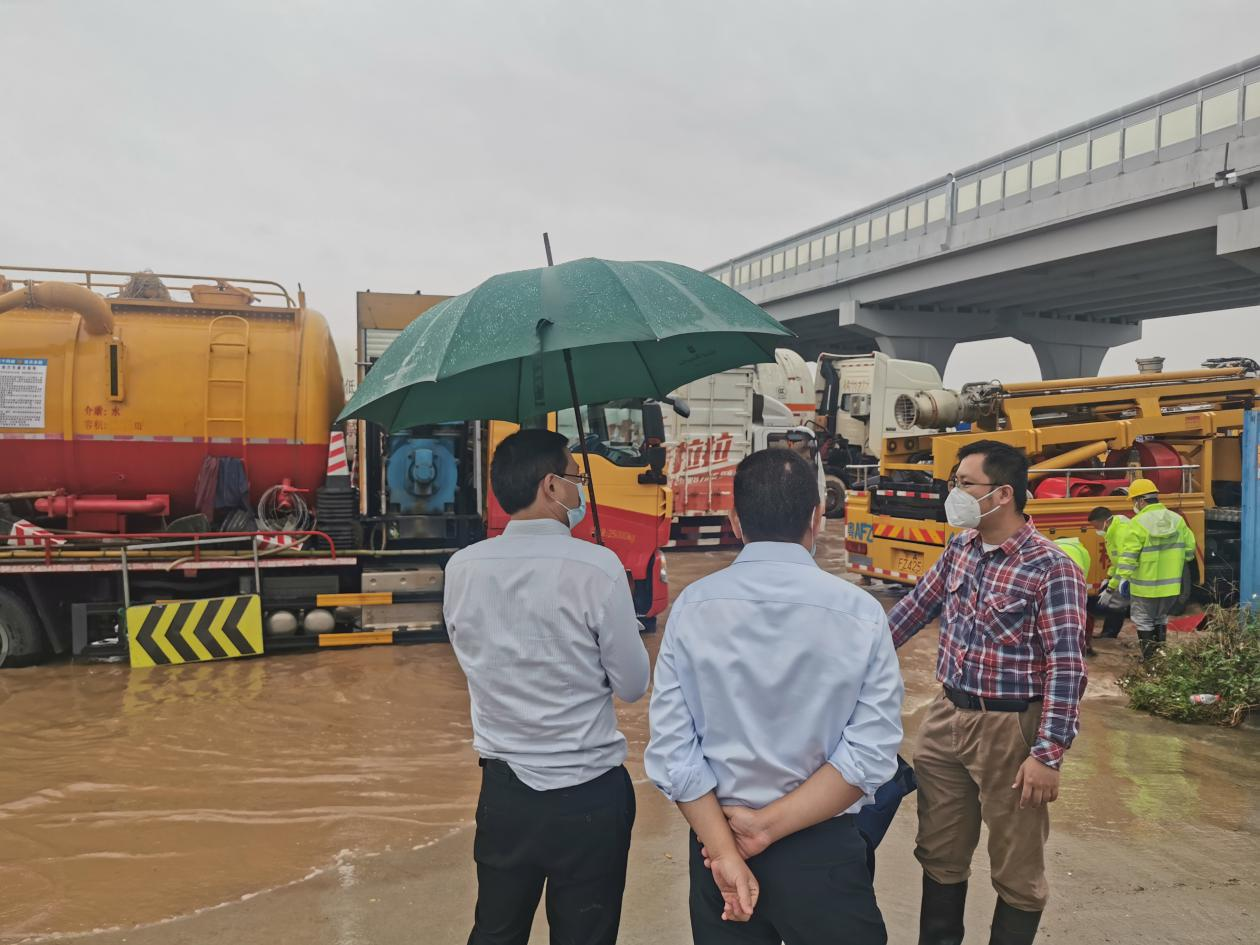 相关负责人在南沙健康驿站建设现场指挥应急排水工作