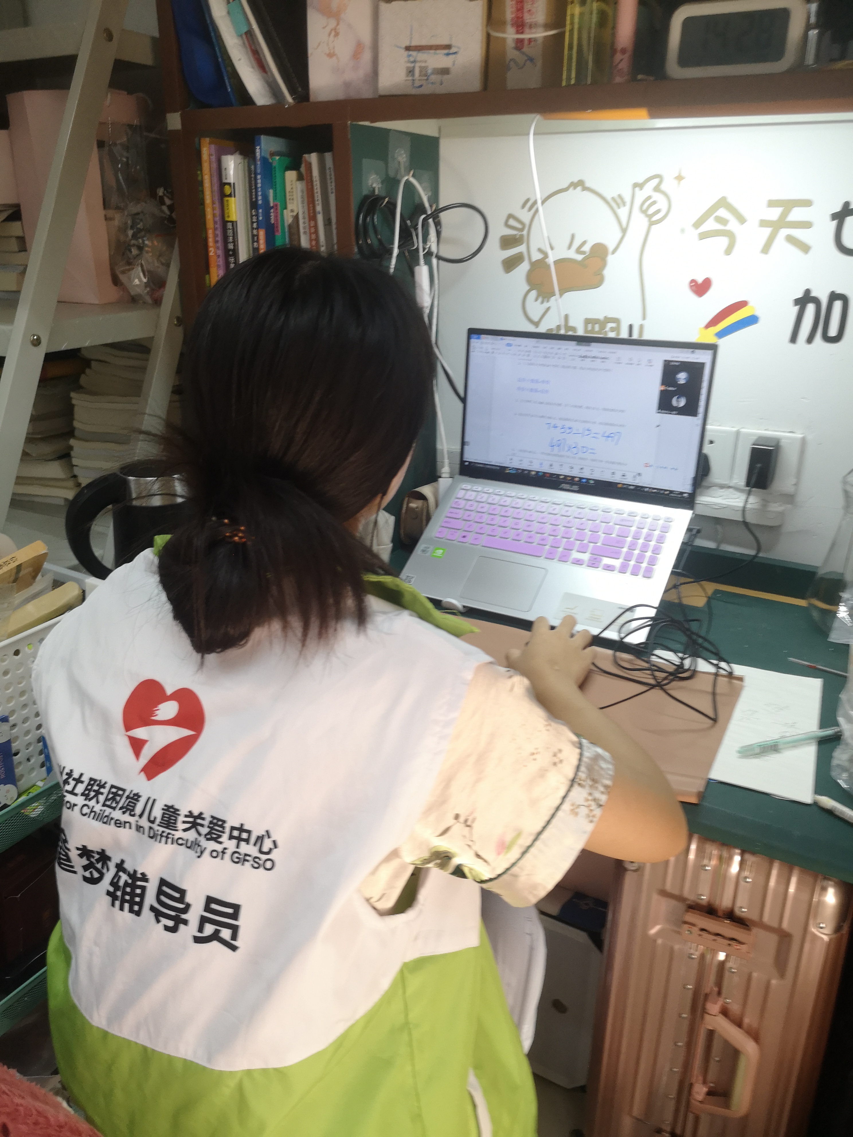 广州社联困境儿童关爱中心组织“童梦辅导员”志愿者为困境儿童进行一对一的学业辅导