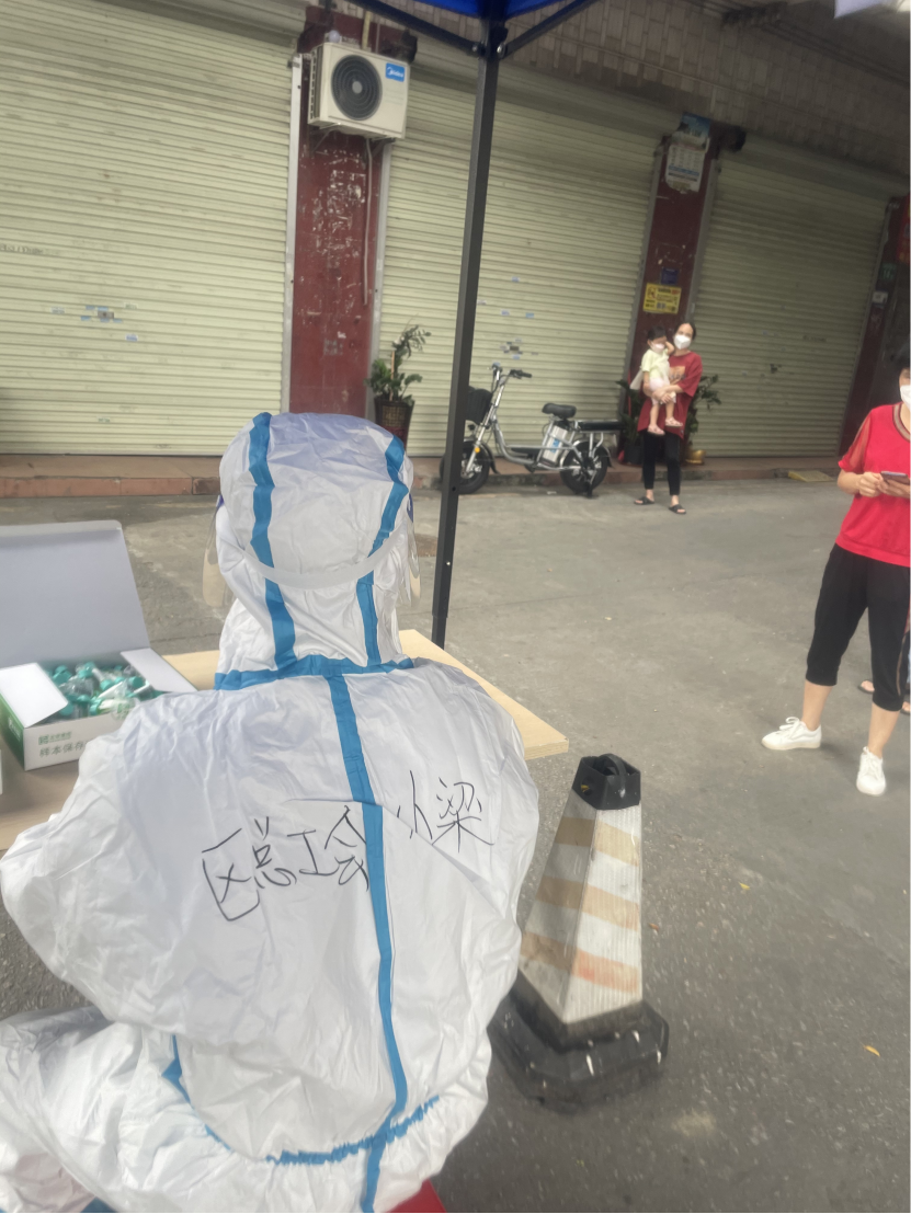 梁高铨在第九网格为居民扫码做核酸