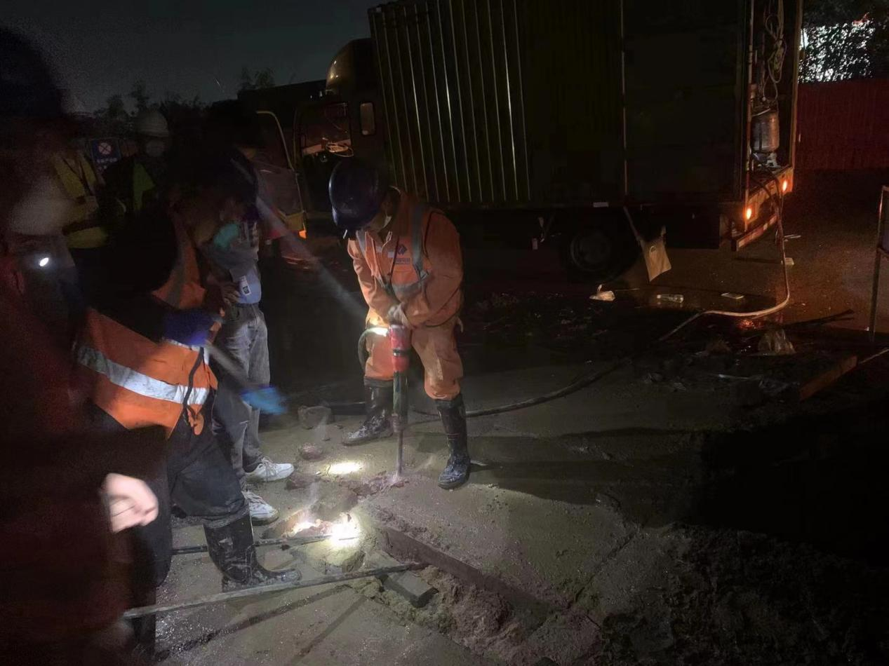 现场开挖路面实施管道工程图片