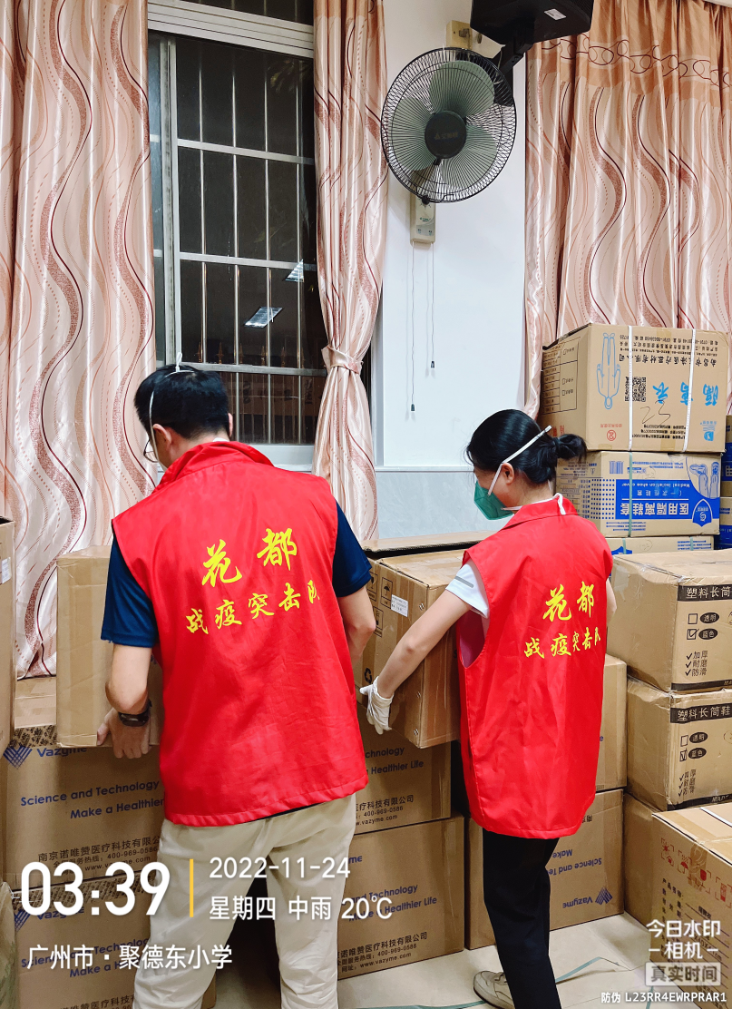 杨婉媚（右）在搬抬防疫物资