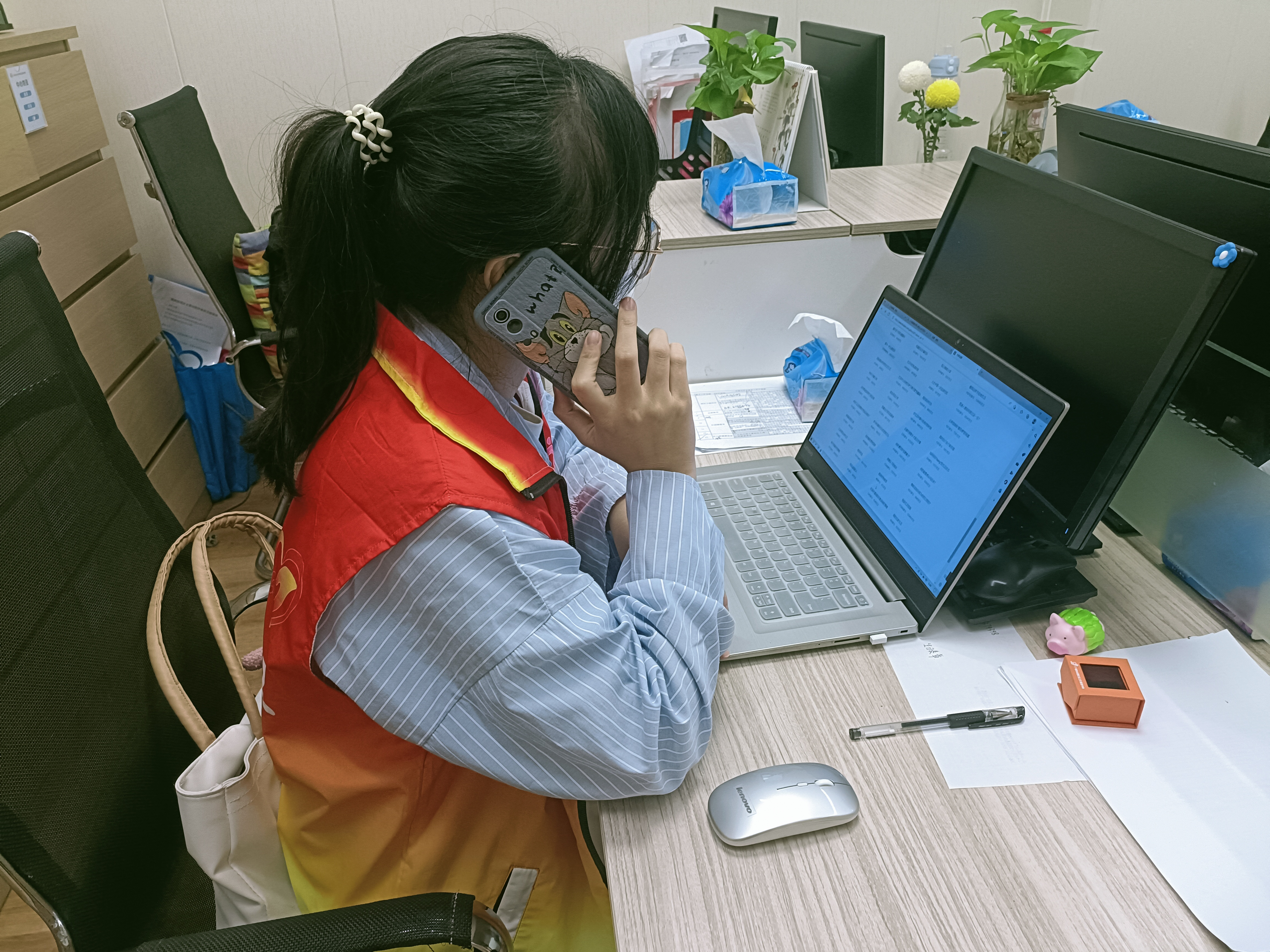 广州市巾帼社会工作服务中心电访关爱居家隔离人员，为居民群众提供心理疏导