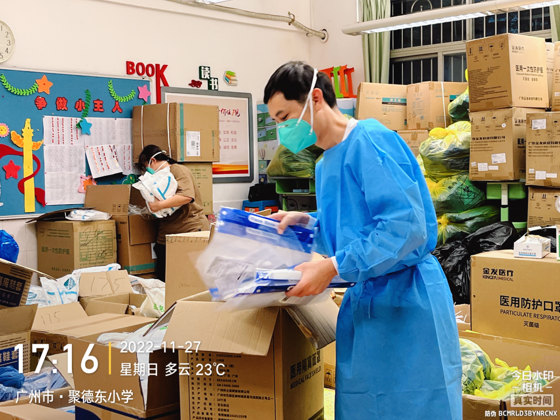杨俭在物资房分捡防疫物资