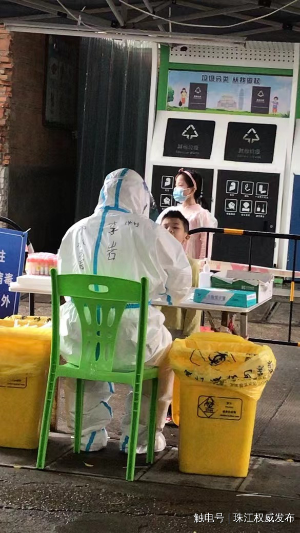 志愿队队员李岩在社区开展核酸采样工作