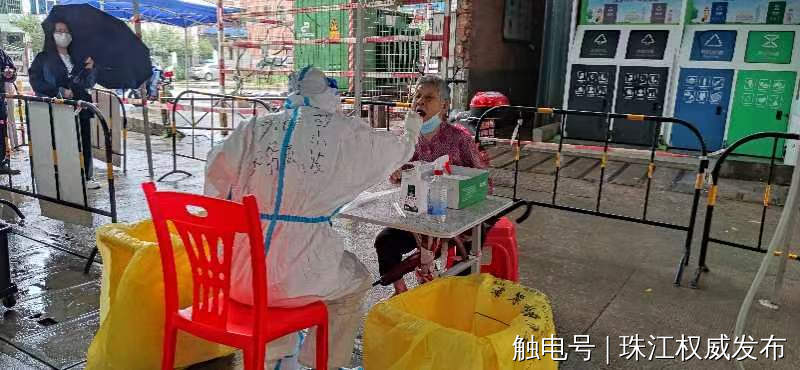 志愿队员在社区开展核酸采样工作