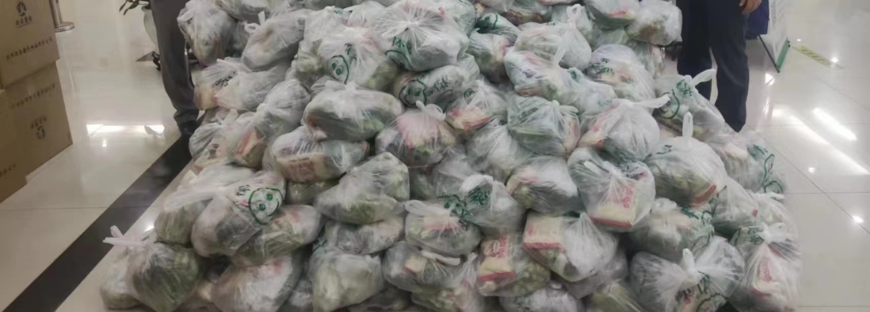 侨丰集团为广州管控区供应内有蔬菜和拉面的食物包