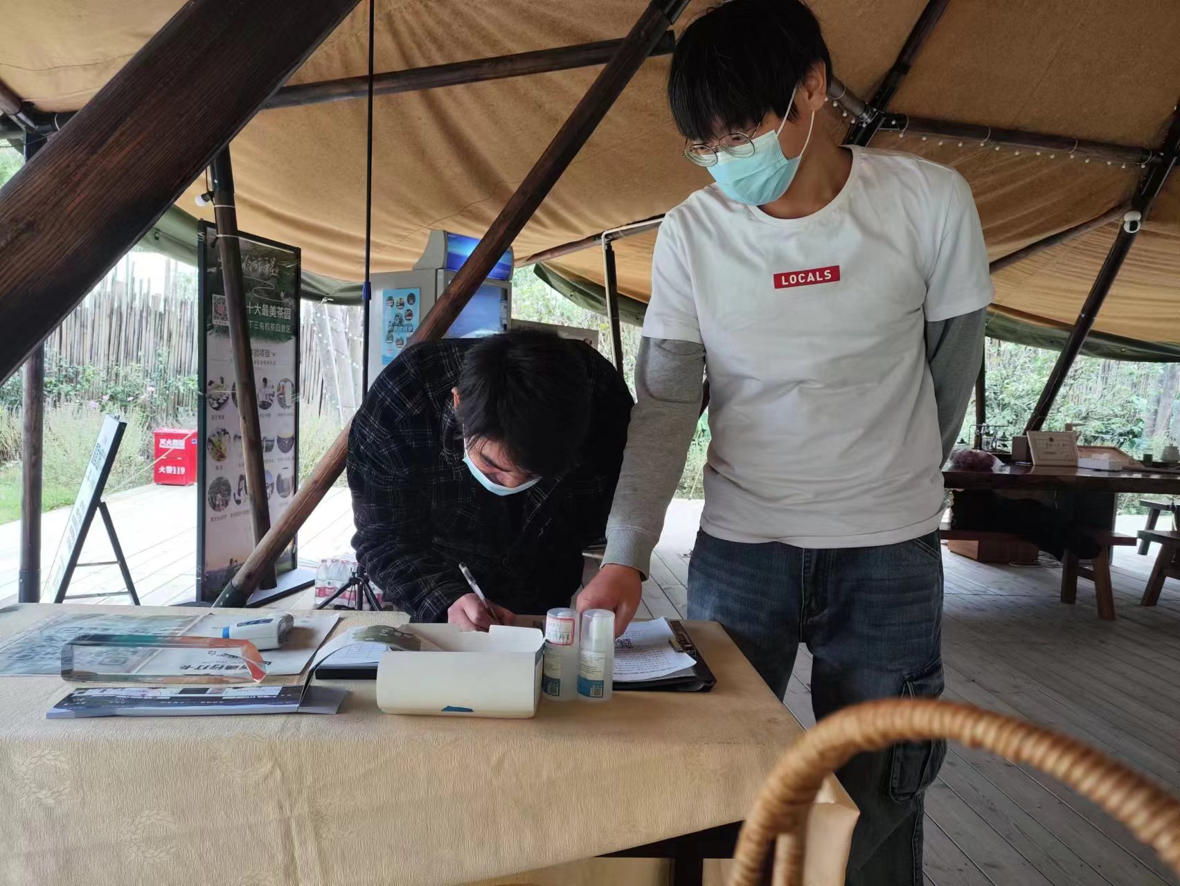 路客住宿集团旗下一野奢营地按防疫要求为住宿客人登记